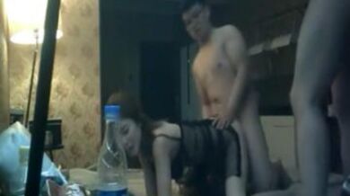 3个胖小伙高价找了个颜值很高的坐台小姐酒店开房玩4P_掰开双腿轮流操_clip.